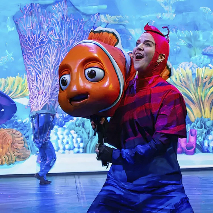 Ingresso 6 Dias Disney com Parques Aquáticos (Park Hopper Plus) Adulto – Acesso a Mais de Um Parque no Dia – Acesso a Experiências Esportivas – Grátis Cupom para Resgate de 1 Chip Internacional de 2.5GB no site do Parceiro da Promoção (Limite 1 por Pedido) – Grátis 1 Capa para os Brinquedos que Molham Muito (Limite 1 por Passageiro) – Mais Informações, Consulte Detalhes do Item – ADULTO (a partir de 10 anos)